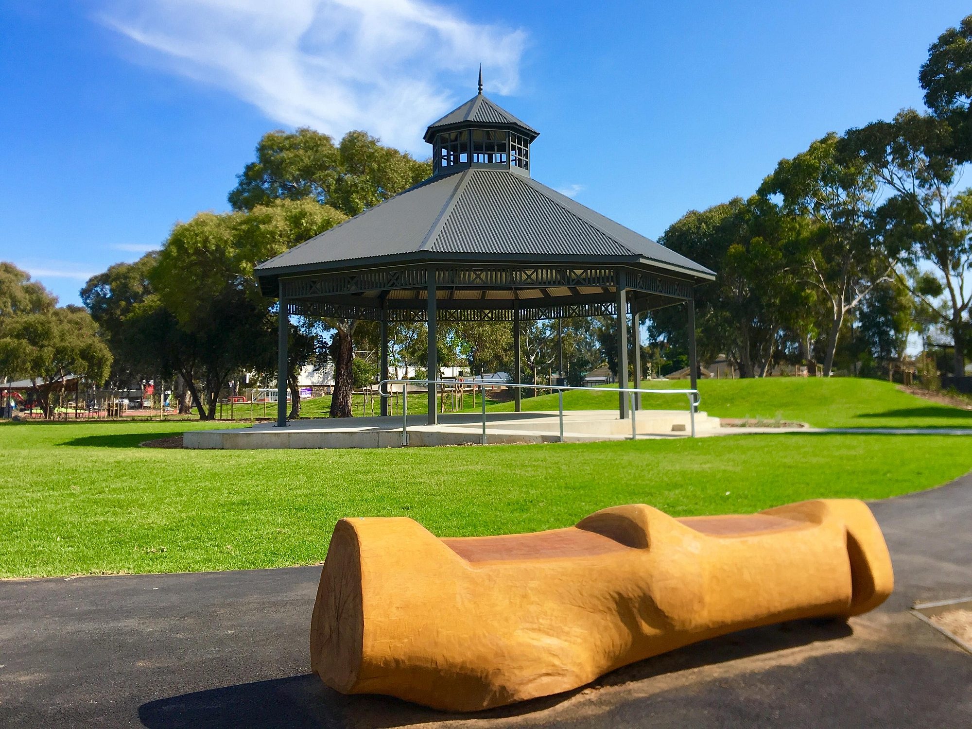 Oaklands Reserve Oaklands Recreation Plaza Rotunda Space Log Seat 1