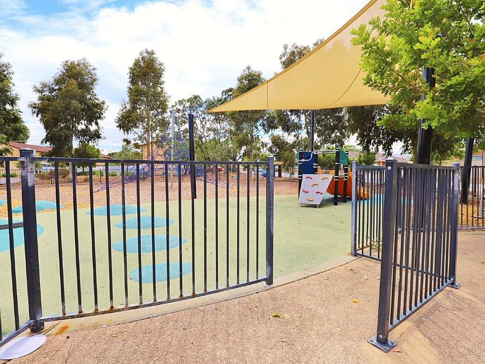 Harbrow Grove Reserve 20190107 Playground Fence 2